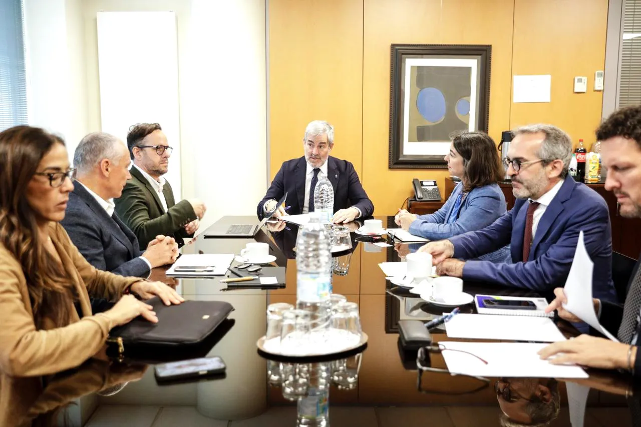 clavijo-constata-en-bruselas-que-la-ruta-atlantica-tendra-un-crecimiento-sin-precedentes-en-los-proximos-meses