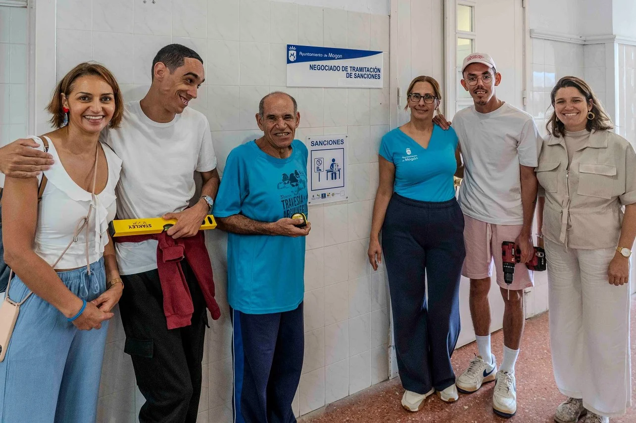mogan-instala-señaletica-inclusiva-con-pictogramas-en-oficinas-municipales-arguineguin