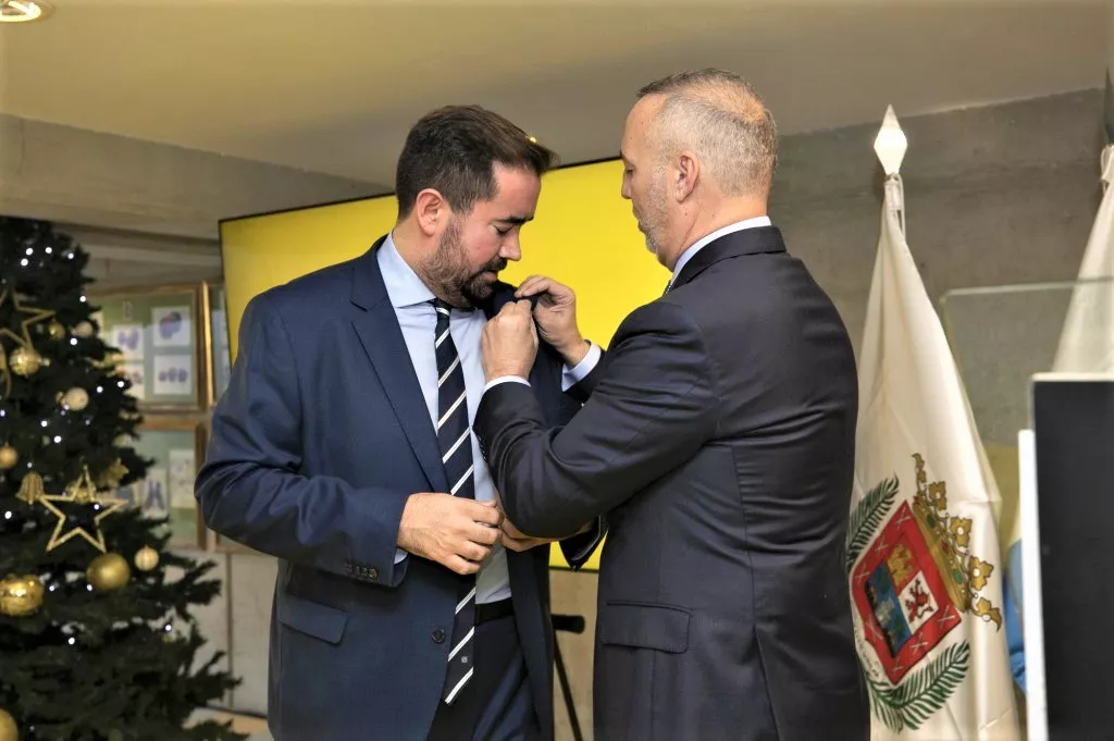 roberto-miño-recibe-la-insignia-de-oro-y-brillantes-de-la-union-deportiva-las-palmas