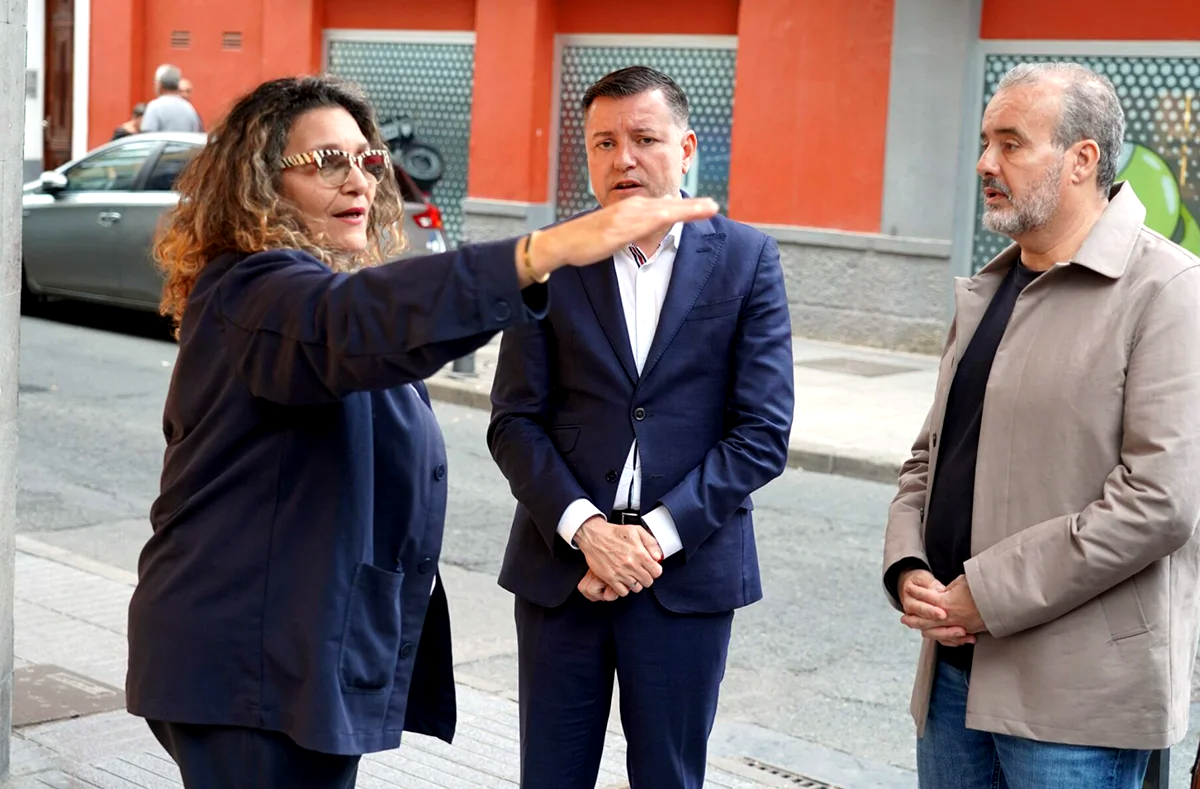 Teodoro-Sosa-y-Rafael-Robaina-escuchan-las-demandas-vecinales-de-La-Isleta