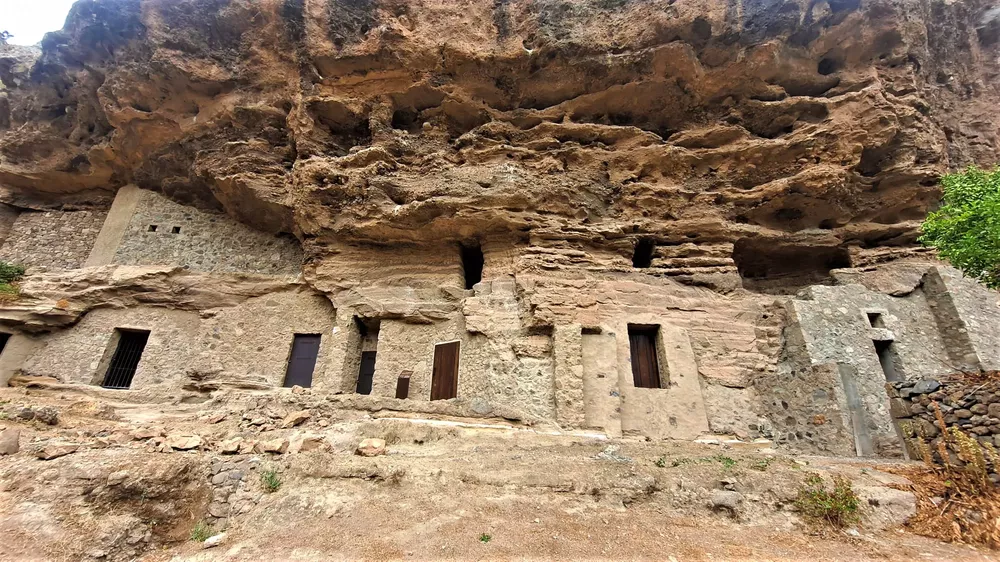 piedras desprendidas de la cornisa de risco caido en gran canaria