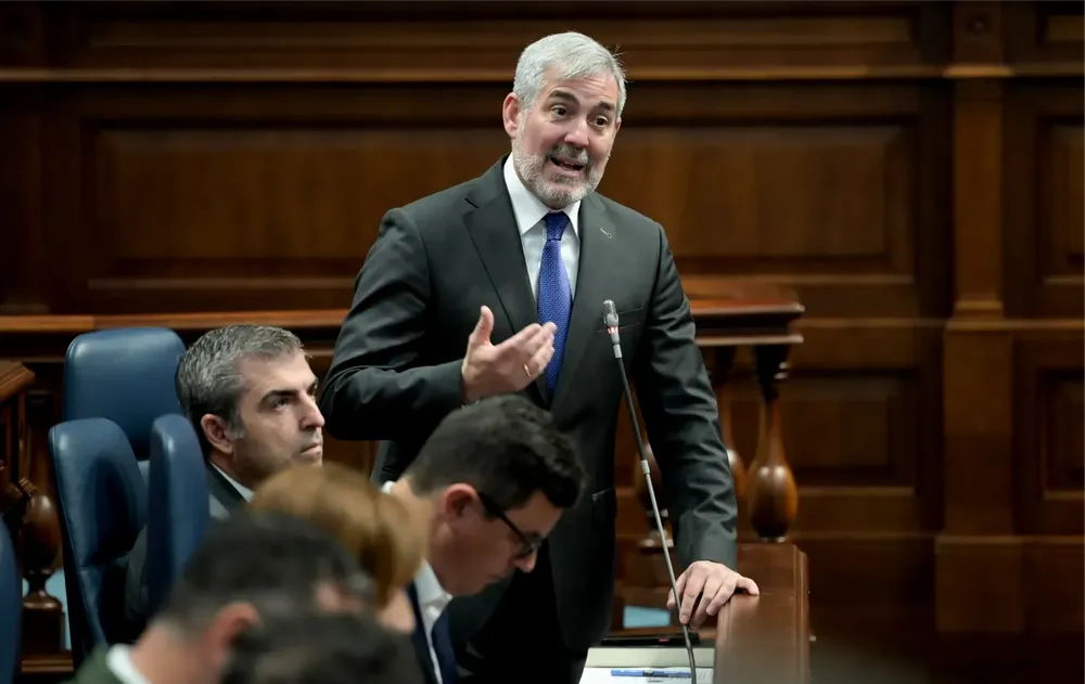 fernando-clavijo-sesion-de-control-parlamento-de-canarias