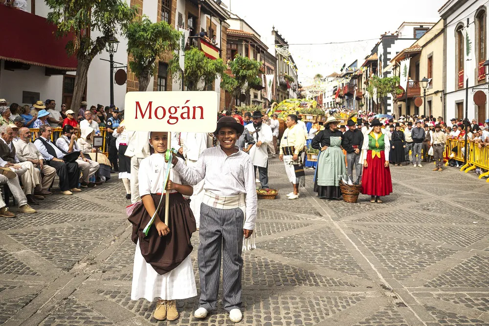 mogan-brilla-en-romeria-del-pino-en-teror_3