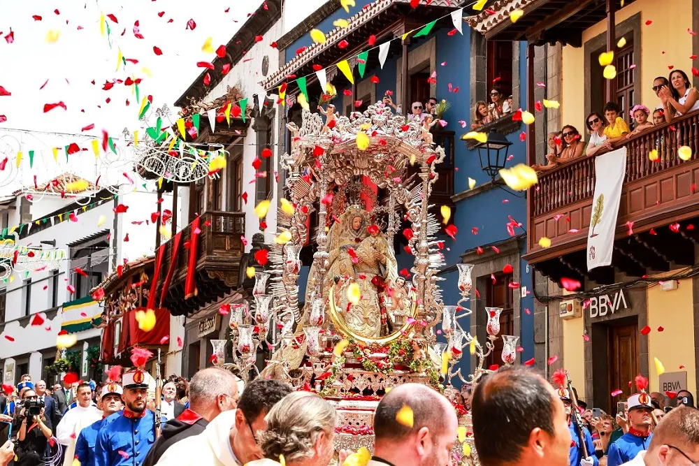 miles-devotos-y peregrinos-llenan-calles-teror-el-dia-del-pino-fiesta-mayor-de-gran-canaria